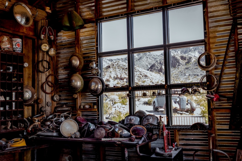 cordonnerie-CAUSSOLS-min_shop_window_part_junk_abandoned-138873